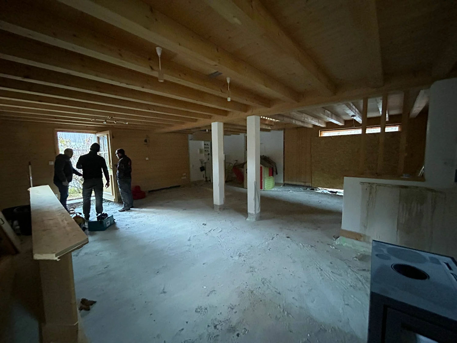 Travaux de revêtement de sol en cours sur chantier de construction par TROMBERT & CIE en Haute-Savoie