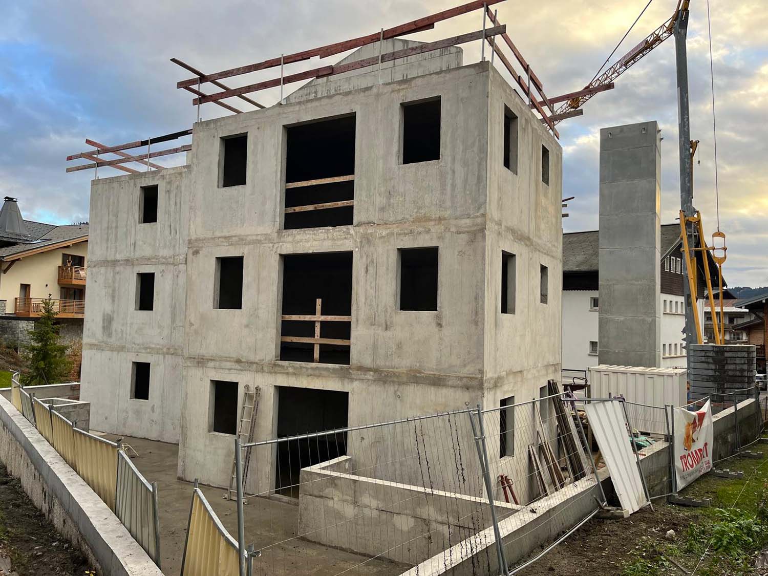 Construction d'immeuble en cours avec grue à béton : Maçonnerie par TROMBERT & CIE