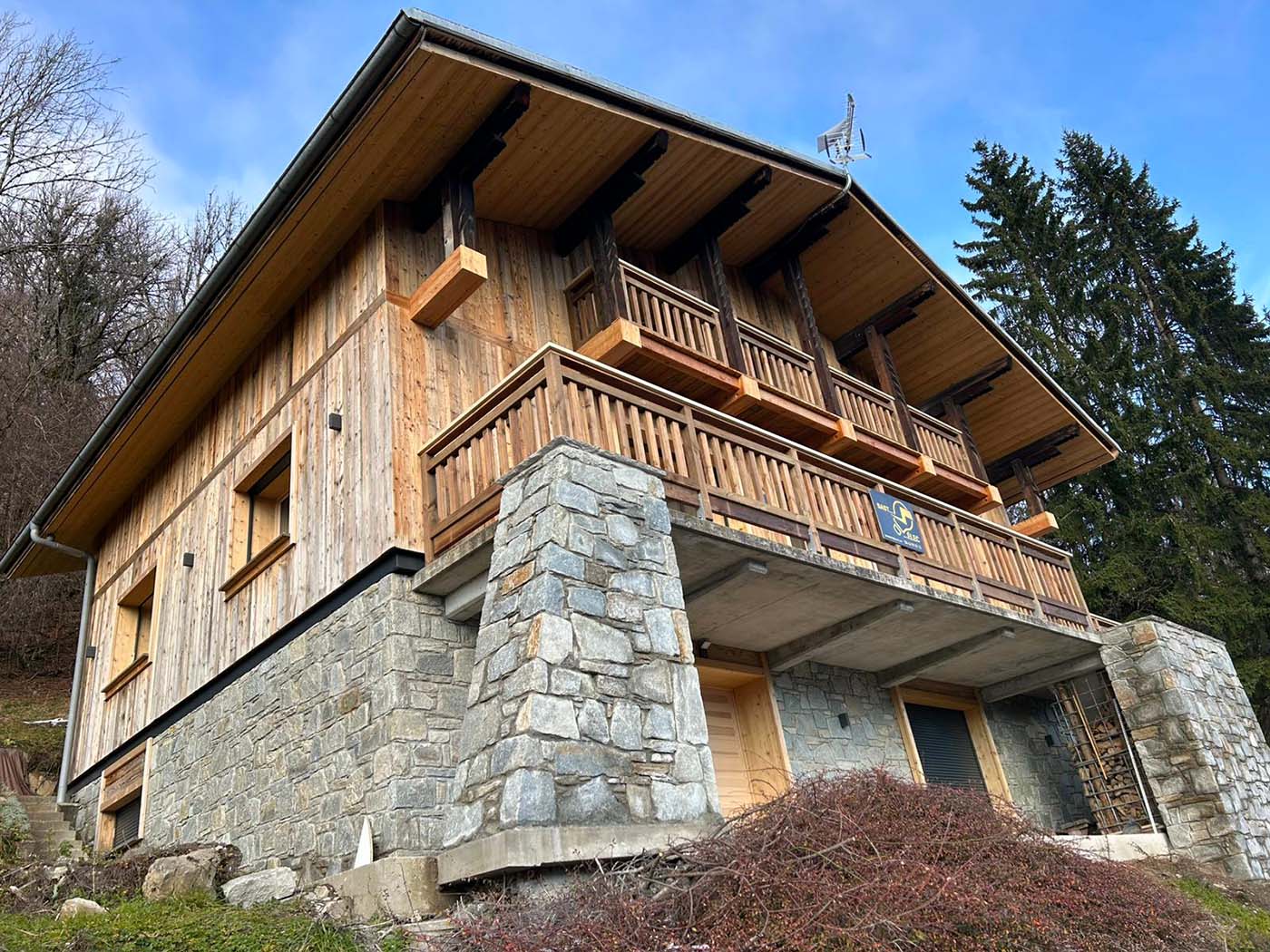 Chalet en bois et pierre construit par TROMBERT & CIE en Haute-Savoie