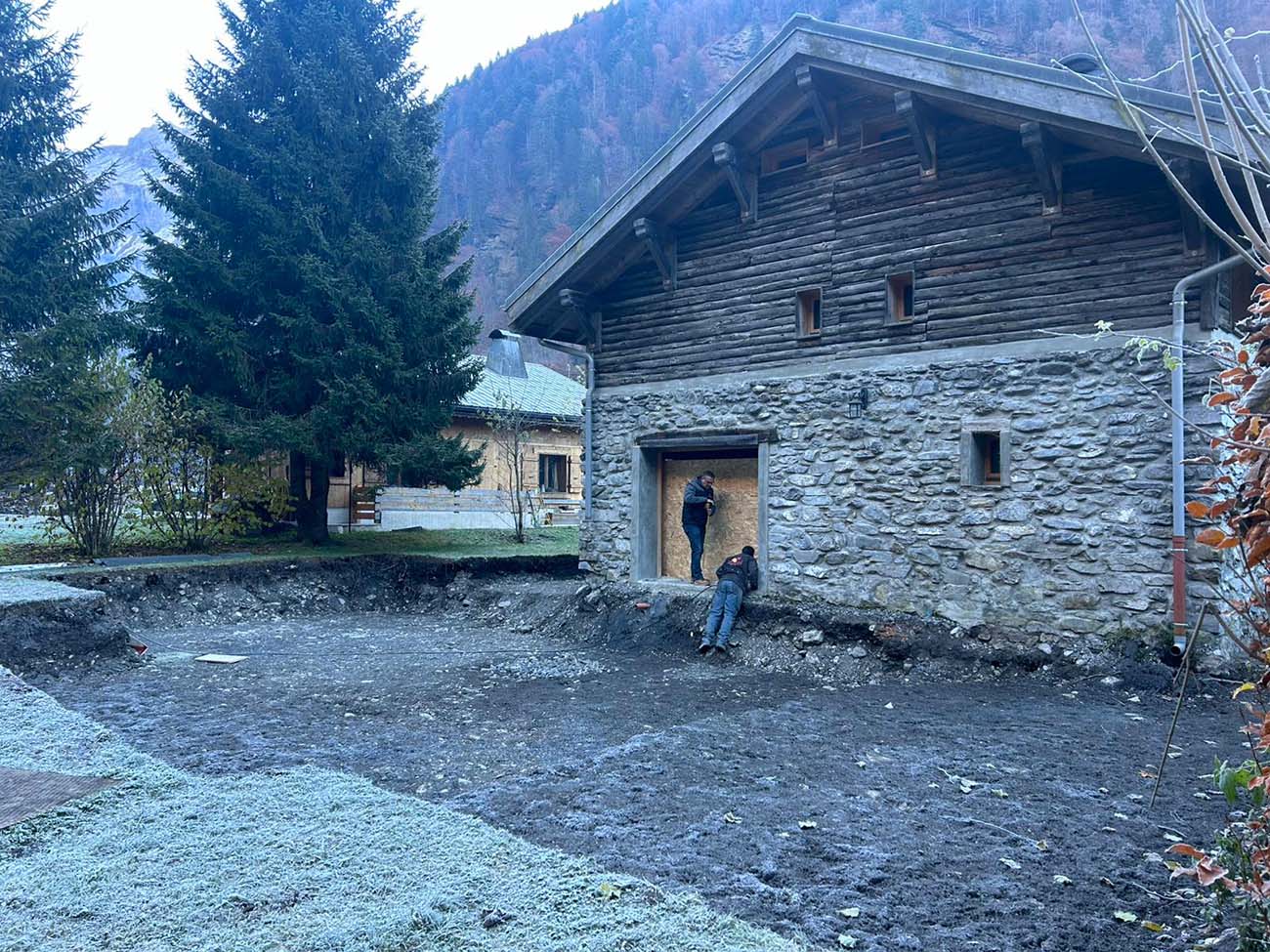 Terrassement devant maison en pierre et bois par TROMBERT & CIE en Haute-Savoie