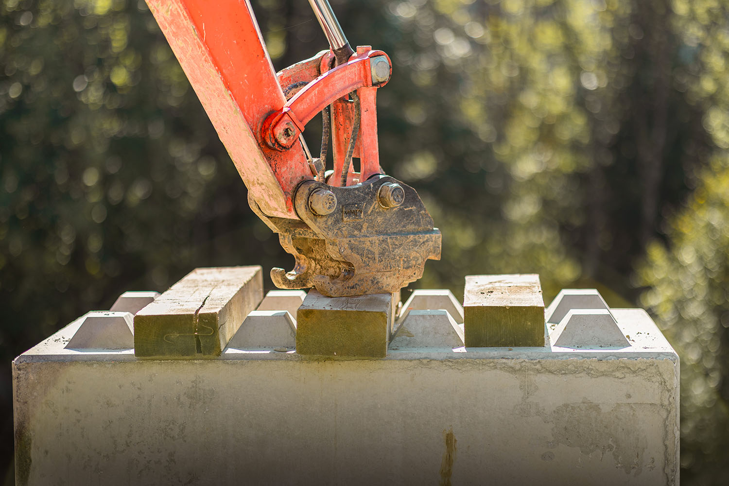 Dépôt de blocs béton par pelleteuse sur chantier de construction par TROMBERT & CIE en Haute-Savoie
